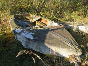 abandoned-boat-l02